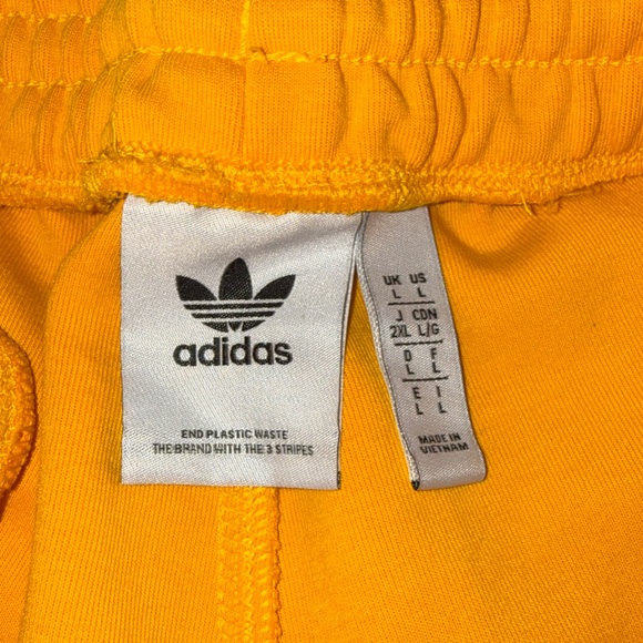 NWOT - Men’s Sz Large Adidas Originals Adicolor Neuclassics Yellow Black Shorts - Picture 2 of 8